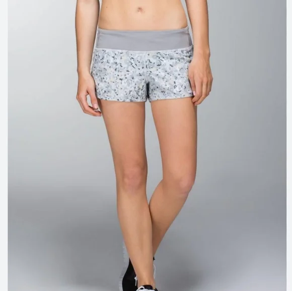 Lululemon Groovy Run Short Fleur Silver Spoon Size 10 - Picture 2 of 7